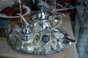 銀婚式のプレゼントは銀製品限定なの？どんな物がある？