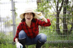 草刈りの服装は女性にどう選ぶ？安全で快適な格好と必須アイテムを解説