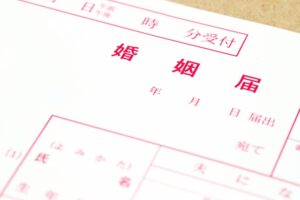 お盆の入籍は縁起が悪い？理由と後悔しない日取りの決め方を解説